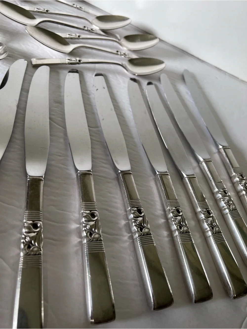 VTG Oneida Community Plate Flatware 34 Pcs Morning Star Pattern MCM Cutout 3D